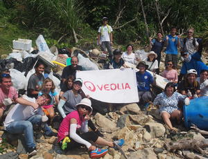 xinhangqimo Beach clean up group photo